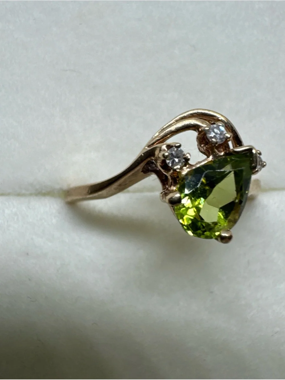 Vintage 10K Gold Pear Cut Green Peridot Accent Diamond Ring Size 6.25 1.9g